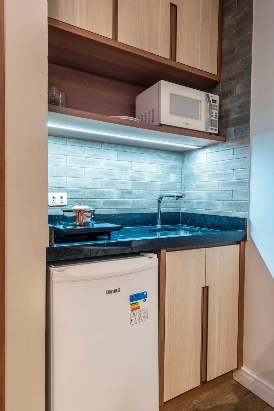 Kitchen or kitchenette, microwave, stove
