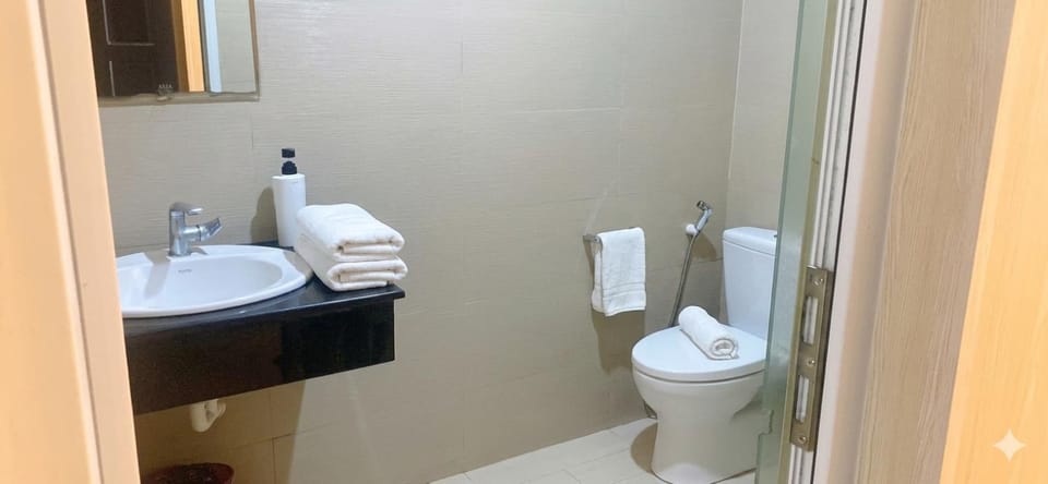 Toilet, Bathroom, towels