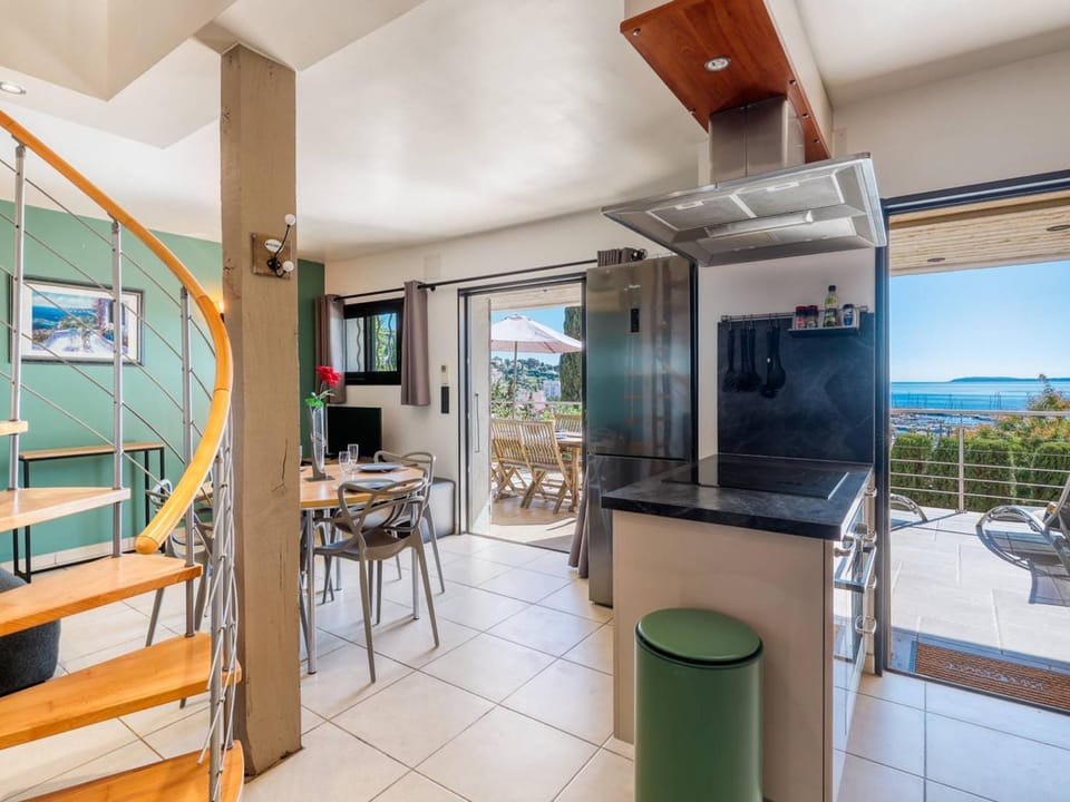 Superbe Villa vue mer, climatisée, proche plage, parking, animaux acceptés - FR-1-816-23 Villa in Le Lavandou