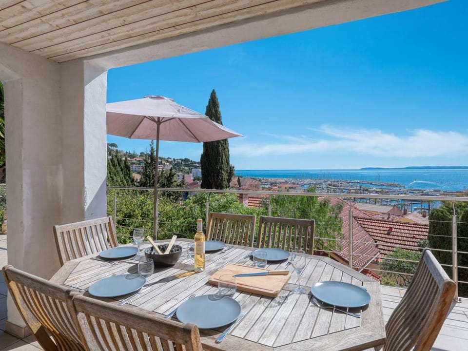 Superbe Villa vue mer, climatisée, proche plage, parking, animaux acceptés - FR-1-816-23 Villa in Le Lavandou