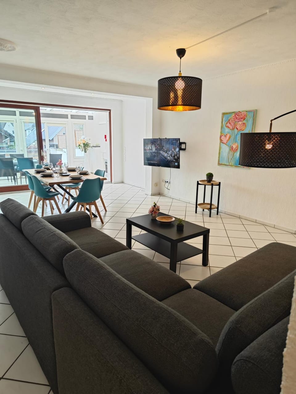 TV and multimedia, Living room, Seating area, Evening entertainment