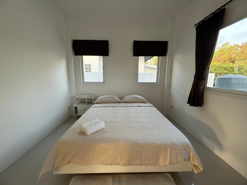 Bed, Photo of the whole room, Bedroom, towels