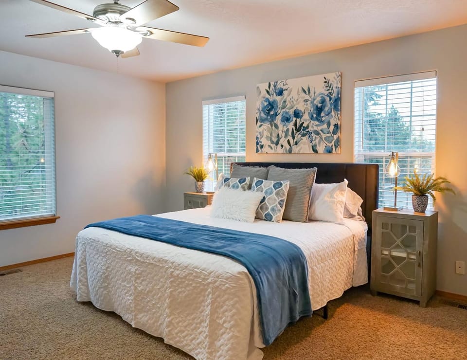 Bed, Photo of the whole room, Bedroom