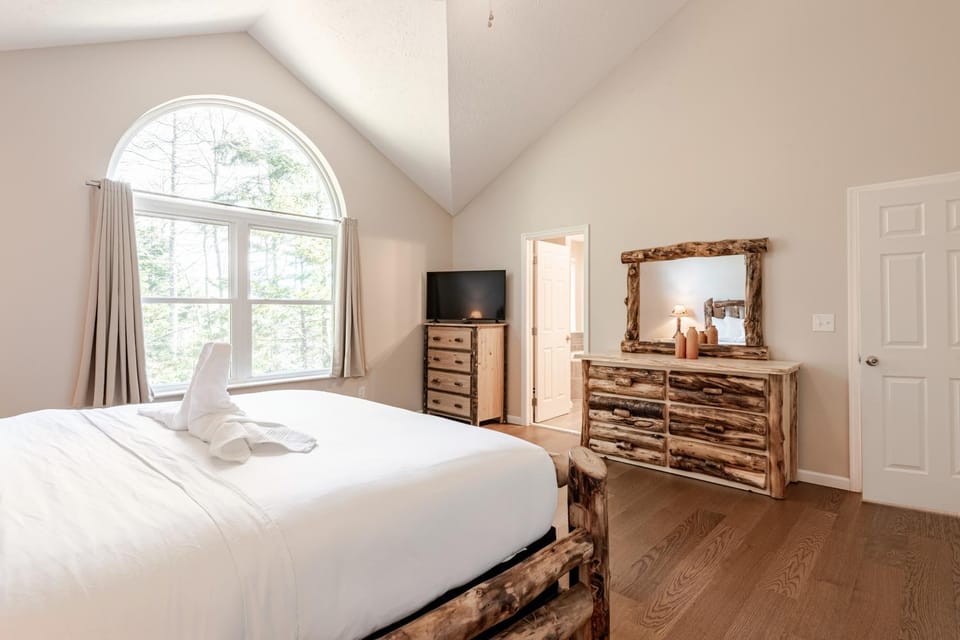 Bed, TV and multimedia, Bedroom