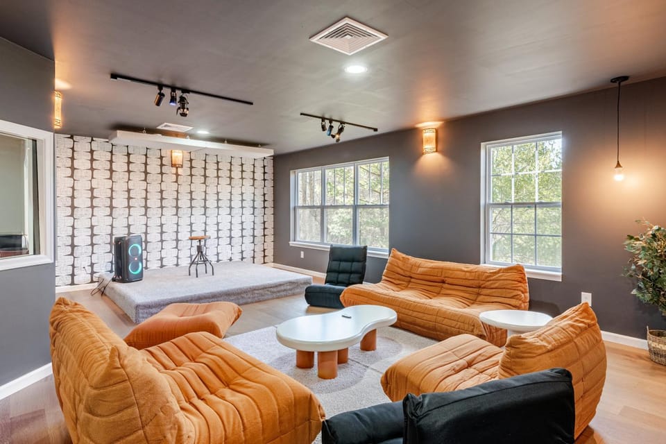Karaoke, Lounge or bar