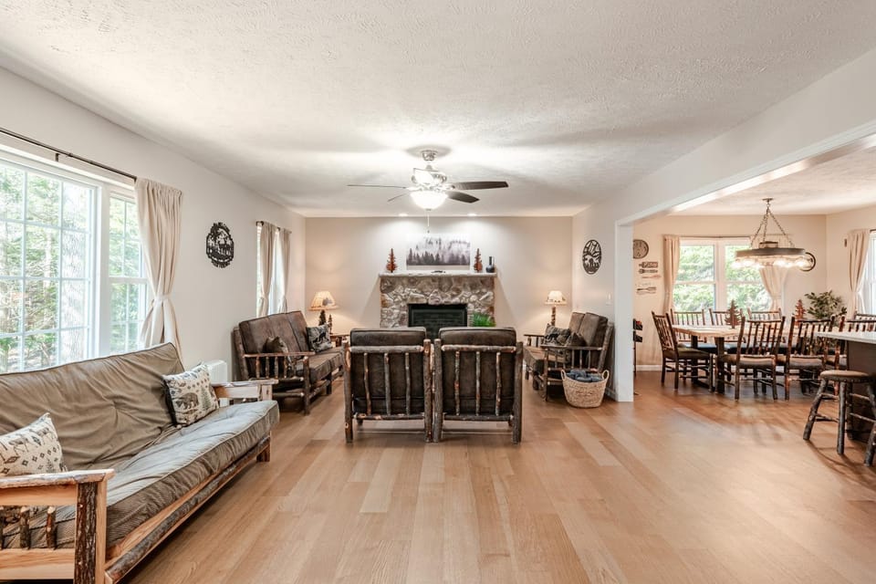 Living room, Seating area, Dining area, fireplace