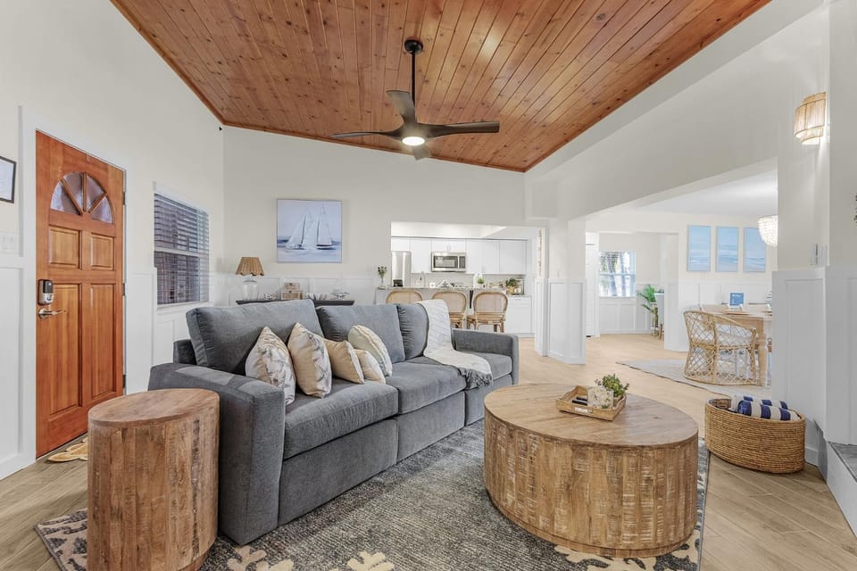 467 Water Front with Pool & Canal Access home House in Estero Island