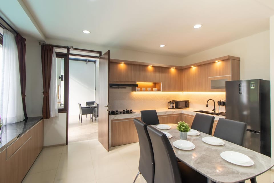 Kitchen or kitchenette, Dining area