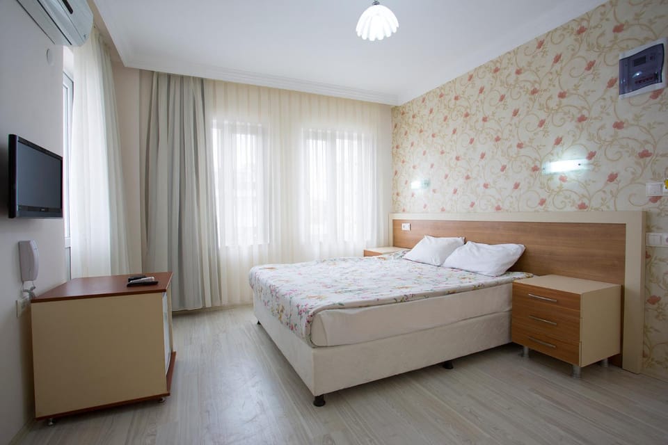 Communal lounge/ TV room, Bed, TV and multimedia, Photo of the whole room, Evening entertainment, Bedroom, towels, air conditioner