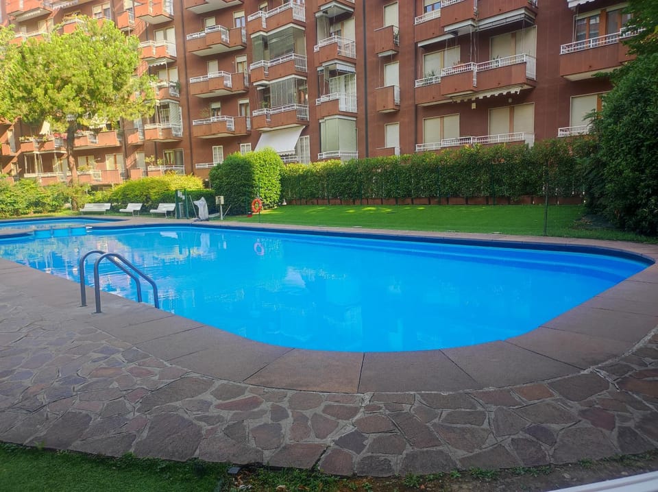 Sky View apartment with Swimming pool, AC, Wifi, M2 Bed and Breakfast in Milan