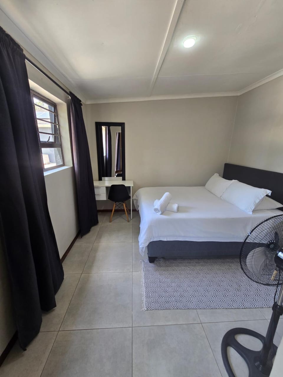 Honeywood Stays "Leafy Abode" - Modern 1-Bed Private Studio with Free Wi-Fi & Secure Parking Apartment in Port Elizabeth