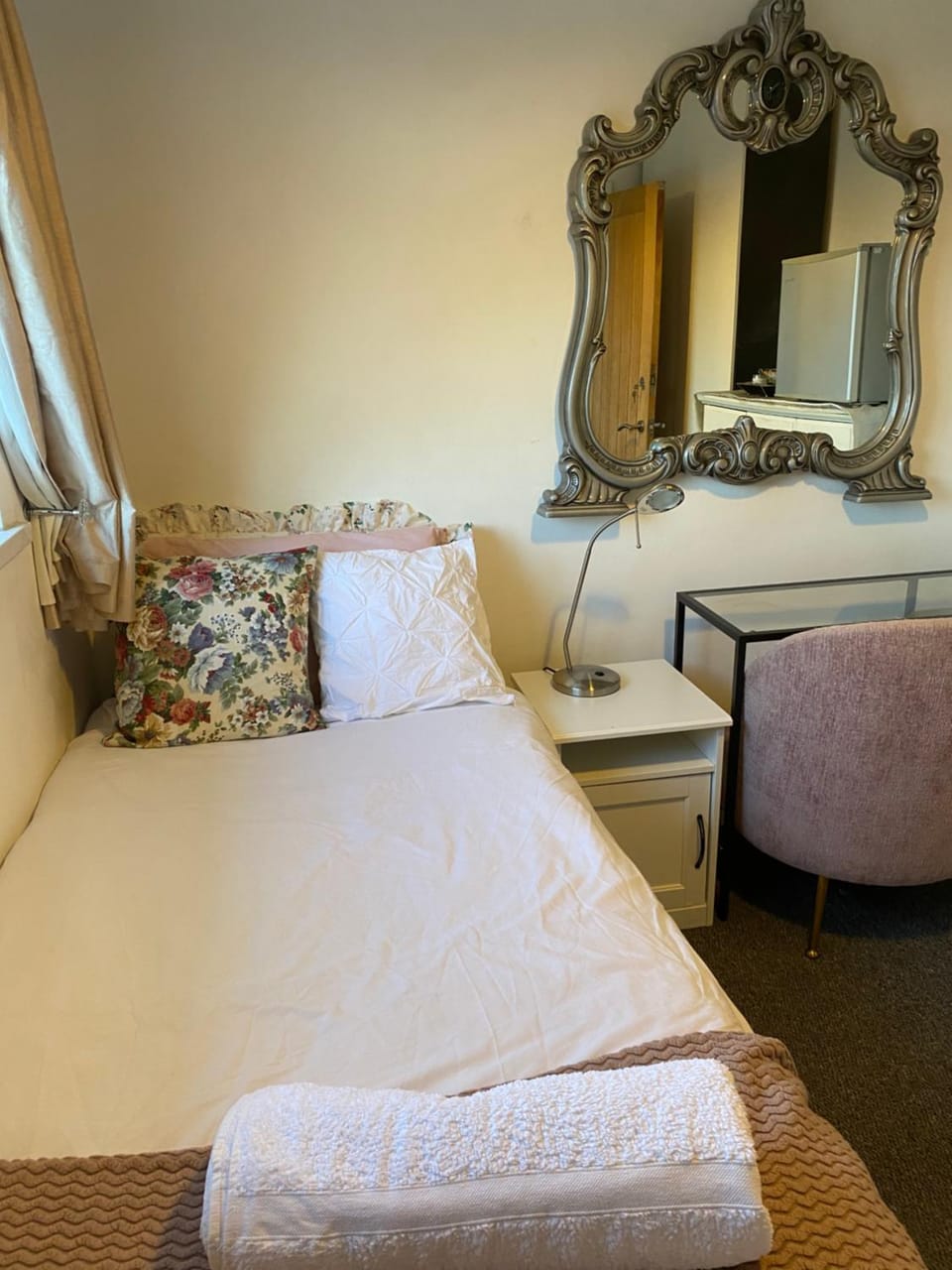 Upper single bedroom Vacation rental in Cardiff