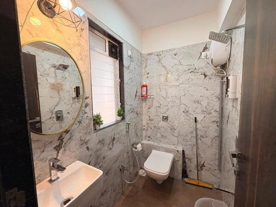 Shower, Toilet, Bathroom, towels
