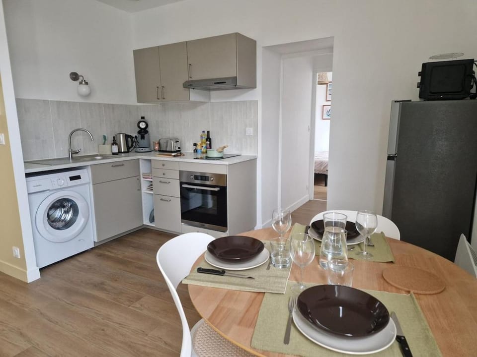 Coffee/tea facilities, Kitchen or kitchenette, Dining area, oven, stove, toaster, washing machine