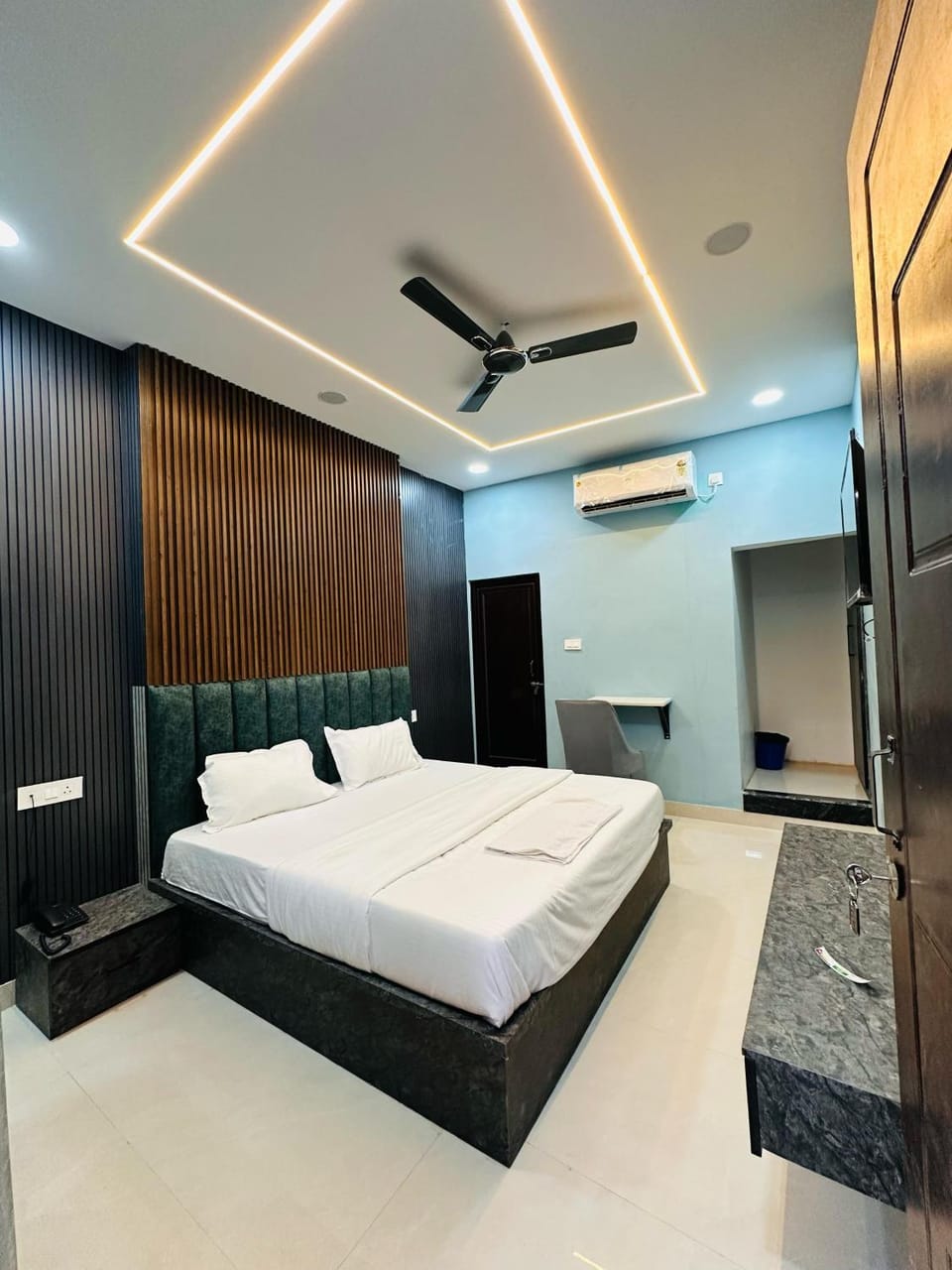 Bed, TV and multimedia, Photo of the whole room, Bedroom, towels, air conditioner