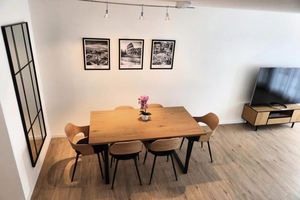 TV and multimedia, Seating area, Dining area