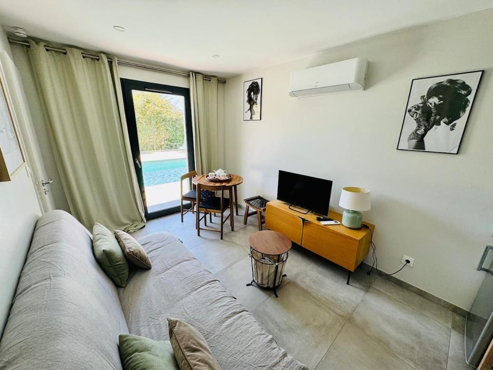 TV and multimedia, Seating area, air conditioner