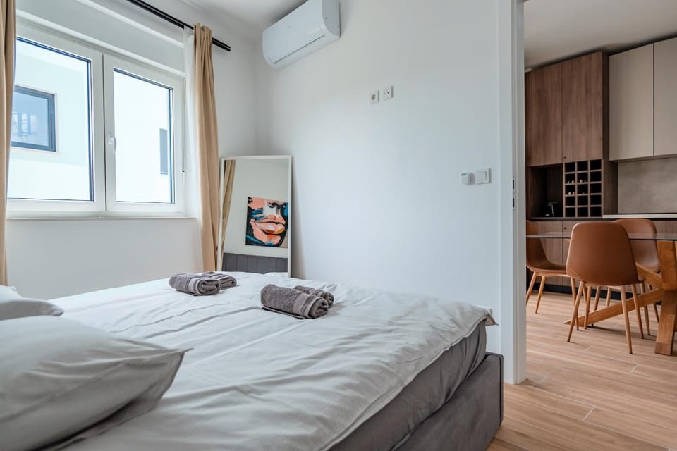 Bed, Bedroom, air conditioner