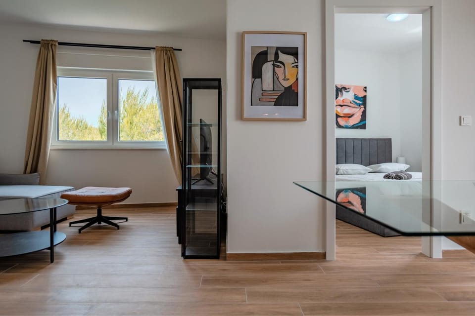 Bed, Living room, Photo of the whole room, Seating area, Dining area, Bedroom