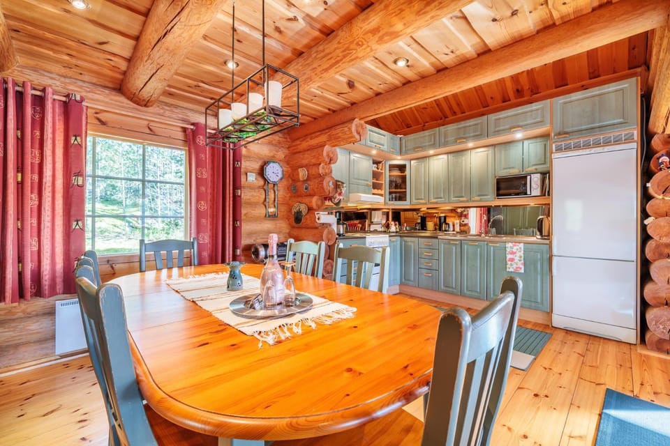 Kitchen or kitchenette, Food and drinks, Dining area, oven