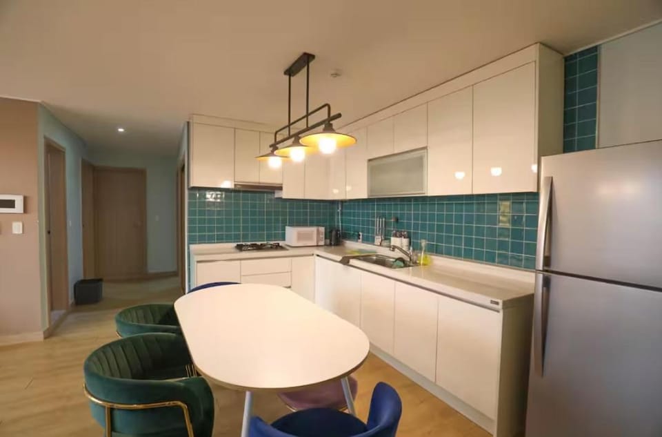 Kitchen or kitchenette, Dining area