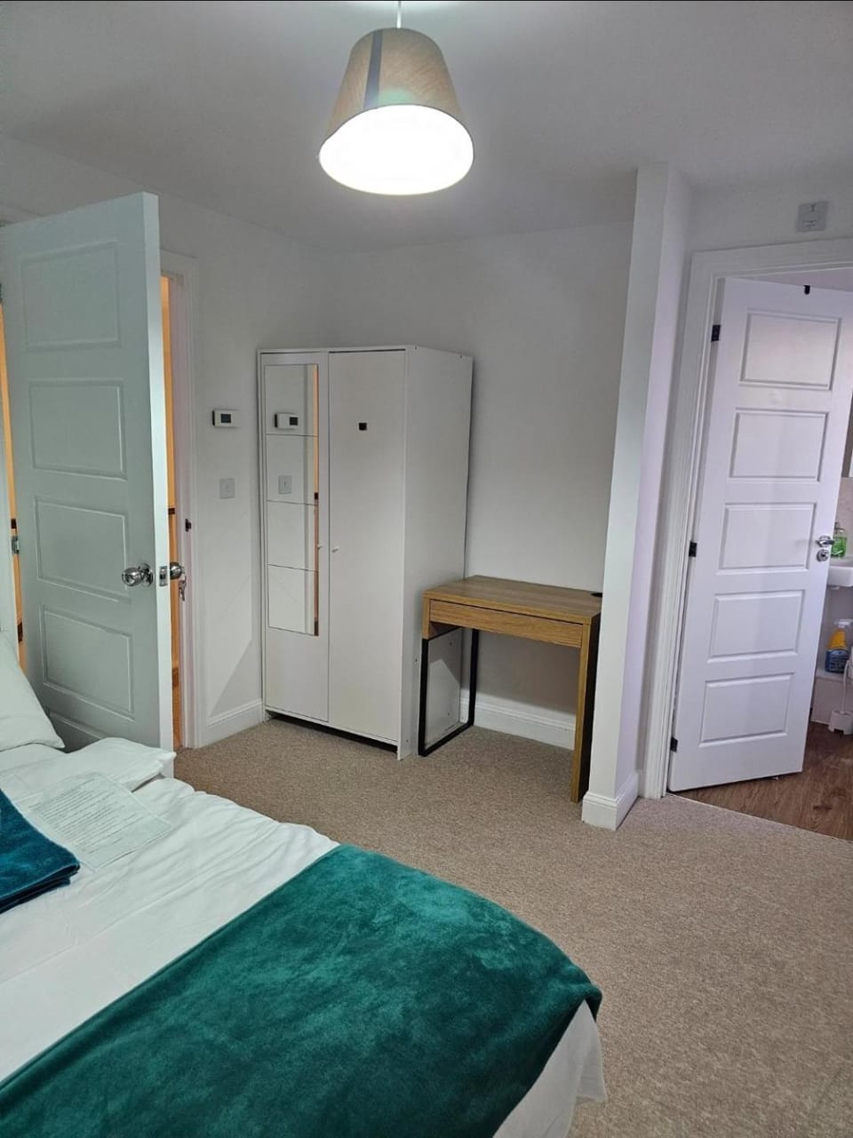 Double Bedroom in Dartford central- Private Toilet & Bathroom Vacation rental in Dartford