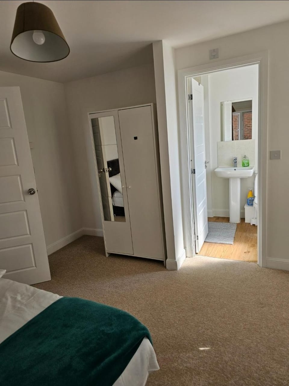 Double Bedroom in Dartford central- Private Toilet & Bathroom Vacation rental in Dartford