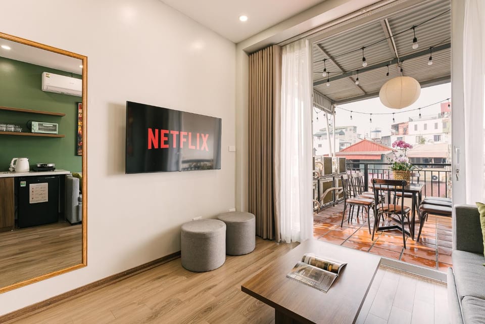 TV and multimedia, Living room, Seating area, Dining area
