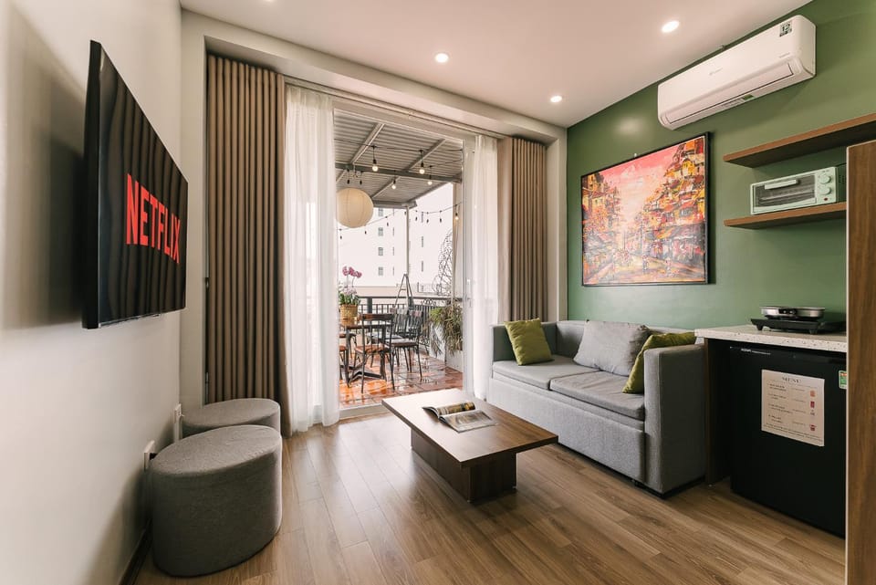 TV and multimedia, Living room, Seating area, air conditioner