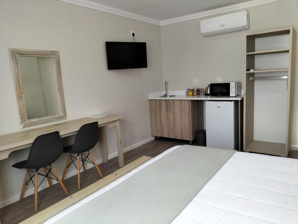 TV and multimedia, Kitchen or kitchenette, microwave, air conditioner