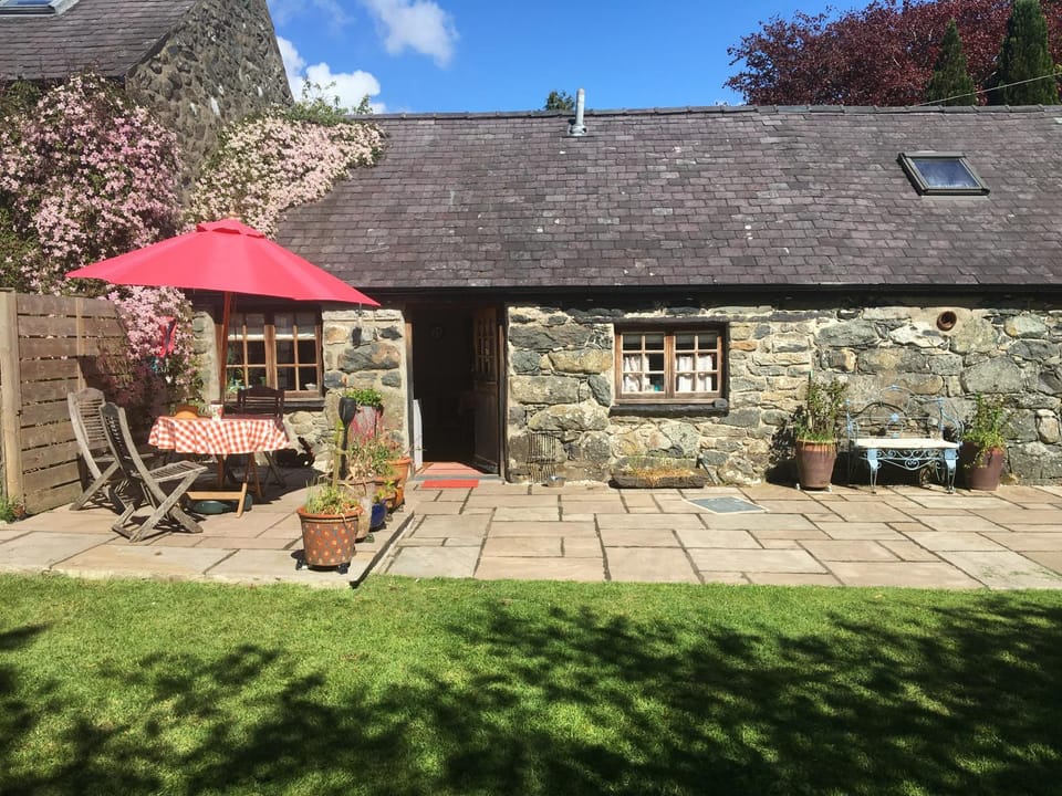 Property building, Patio, Day, Garden, Garden view