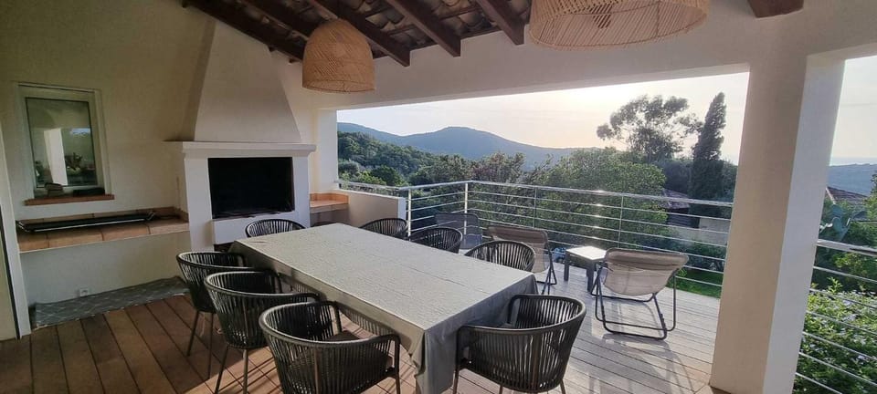 Maison de standing avec piscine vue mer Corse du sud Pozzaccio, Portigliolo 2 à 6 personnes 3 chambres Villa in Coti-Chiavari