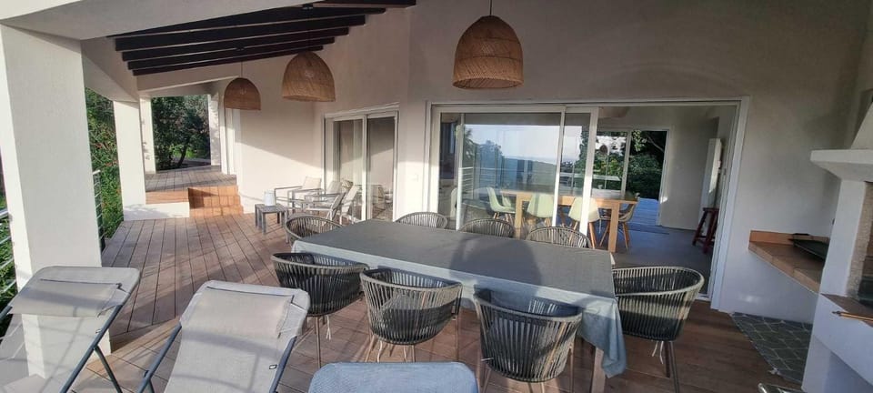 Maison de standing avec piscine vue mer Corse du sud Pozzaccio, Portigliolo 2 à 6 personnes 3 chambres Villa in Coti-Chiavari