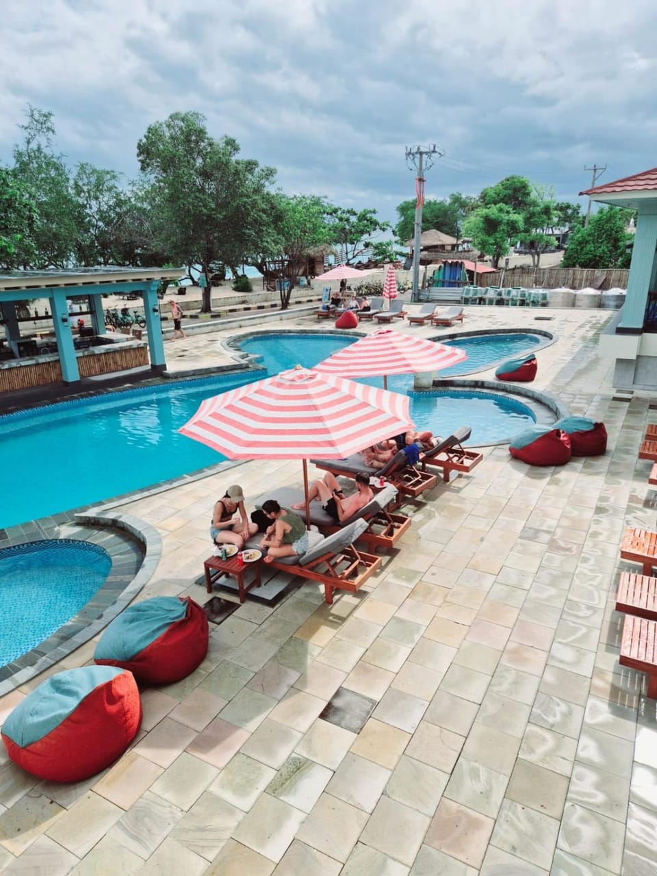 Day, Pool view