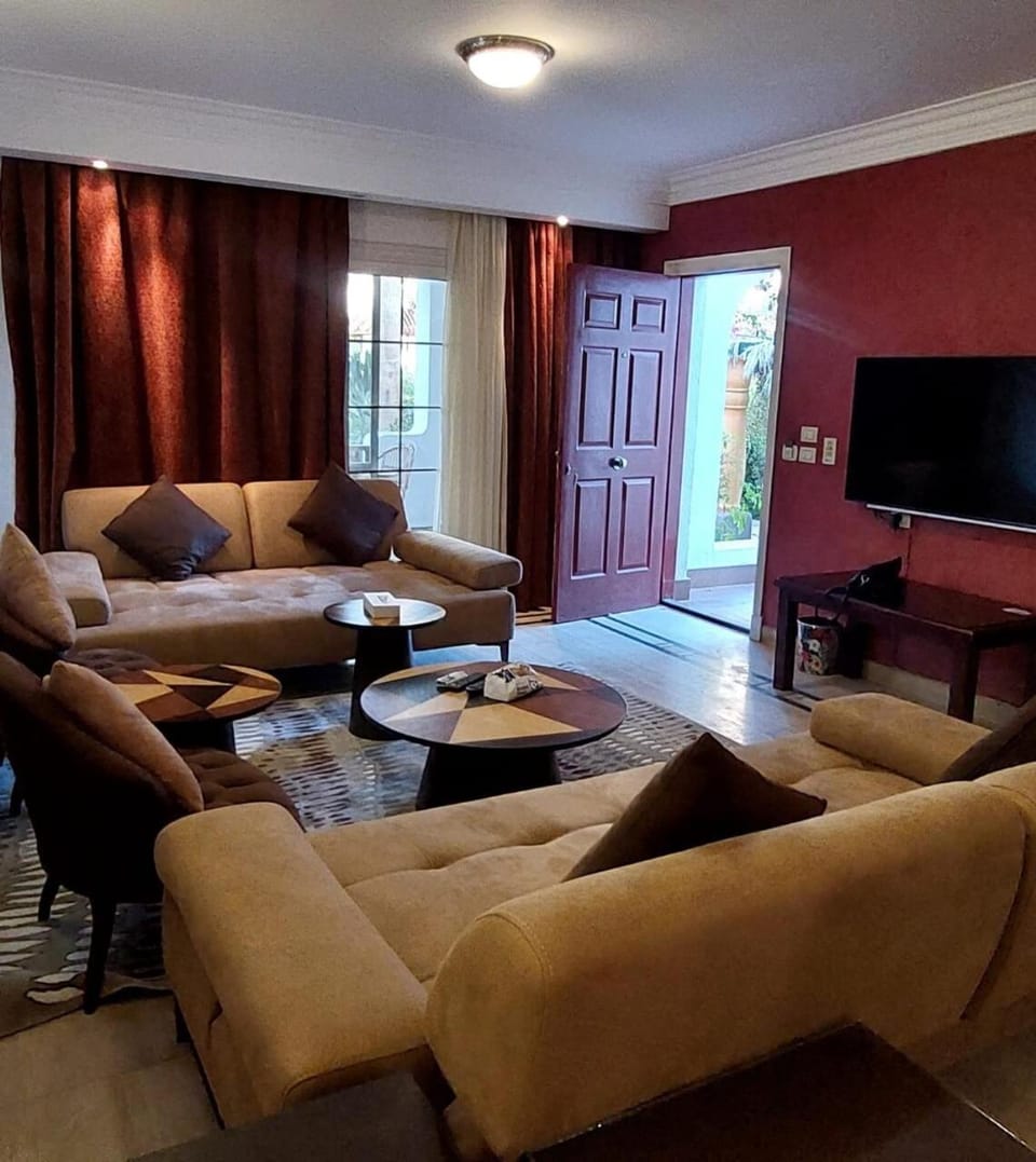 Communal lounge/ TV room, TV and multimedia, Living room, Seating area, Evening entertainment