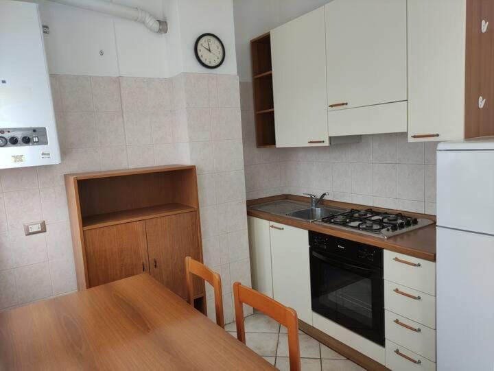 Kitchen or kitchenette, Dining area, oven, stove