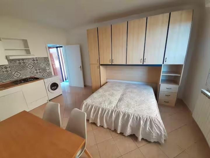 Bed, Kitchen or kitchenette, Photo of the whole room, Bedroom, stove, wardrobe, washing machine