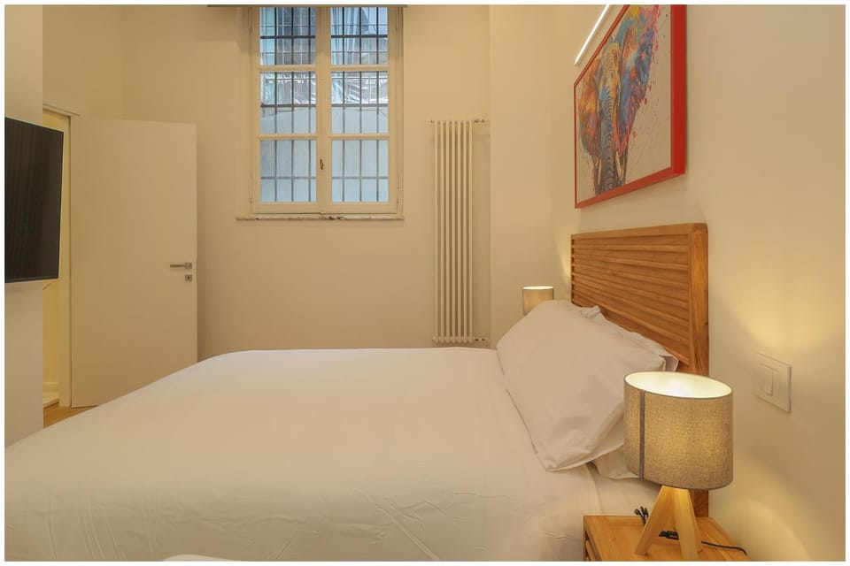 Bed, TV and multimedia, Bedroom