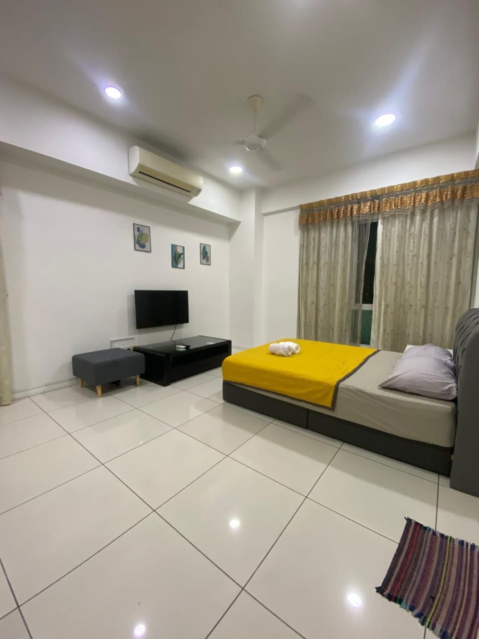 Communal lounge/ TV room, Bed, Living room, Seating area