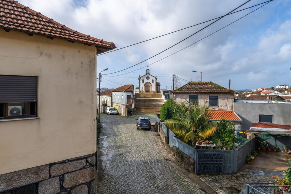 Day, Neighbourhood, Place of worship, City view, Landmark view, Street view, Location, Parking