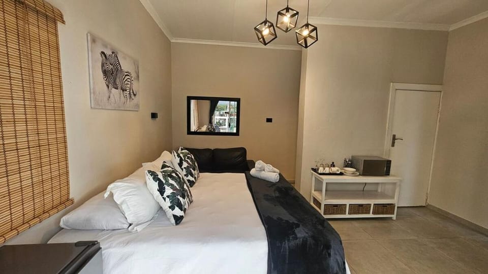 Honeywood Stays - "Romantic escape" Sunroom Near Airport, Fast Wi-Fi & Secure Parking Apartment in Port Elizabeth