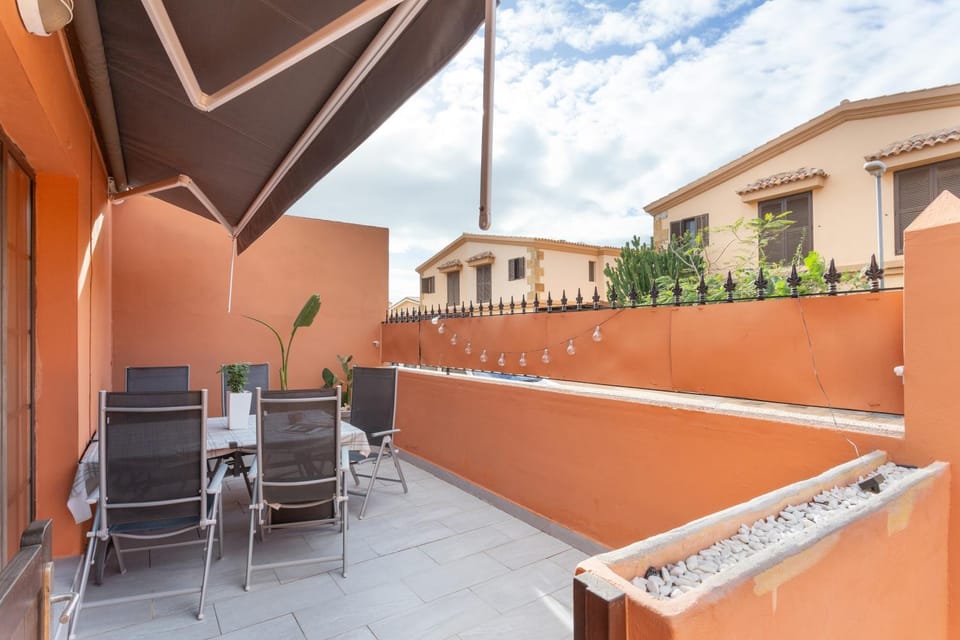 Property building, Balcony/Terrace, Living room