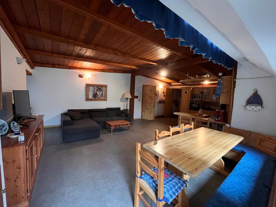 Communal lounge/ TV room, TV and multimedia, Kitchen or kitchenette, Living room, Seating area, Dining area