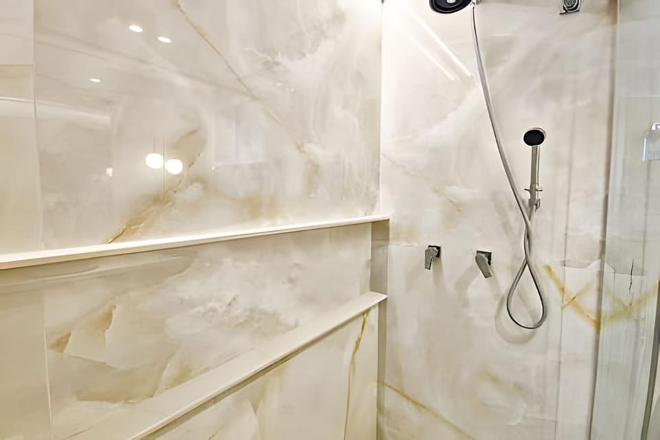 Shower, Toilet