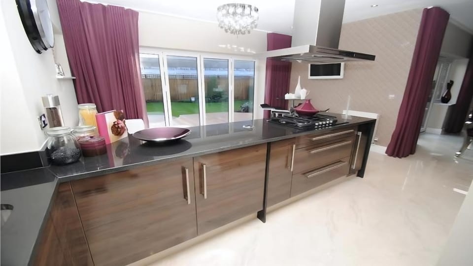 Luxury Huge Private room with ensuite Vacation rental in Romford