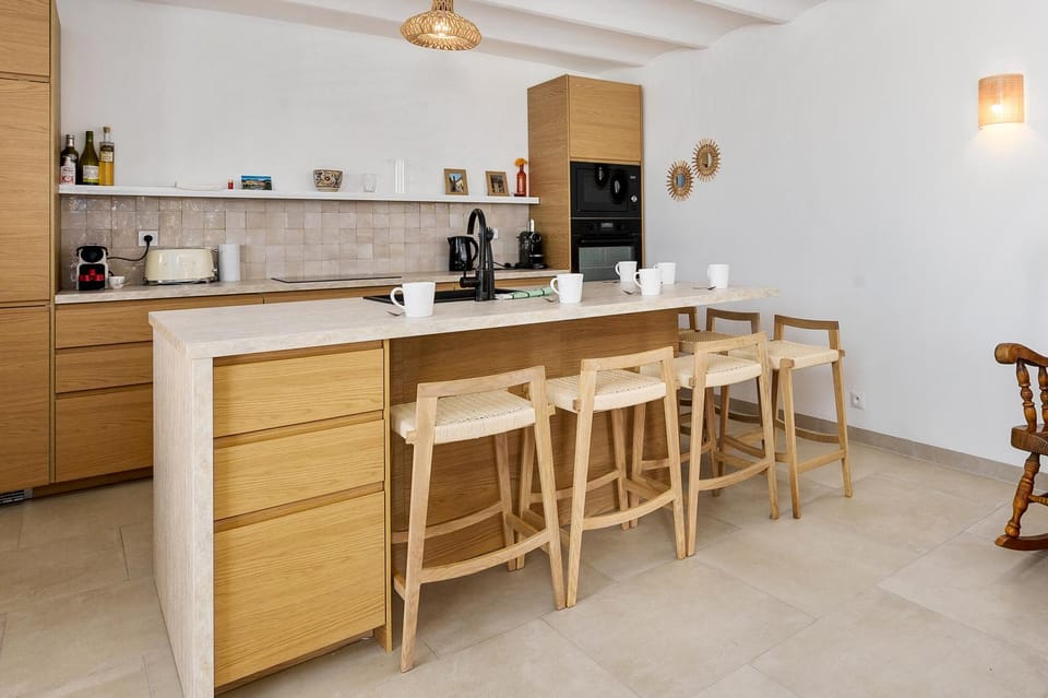 Coffee/tea facilities, microwave, oven, stove, kitchen