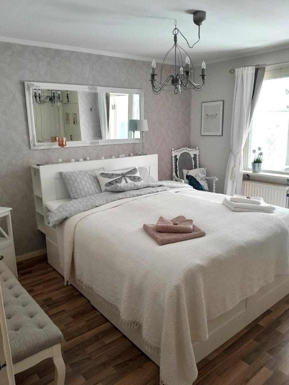 Photo of the whole room, Bedroom