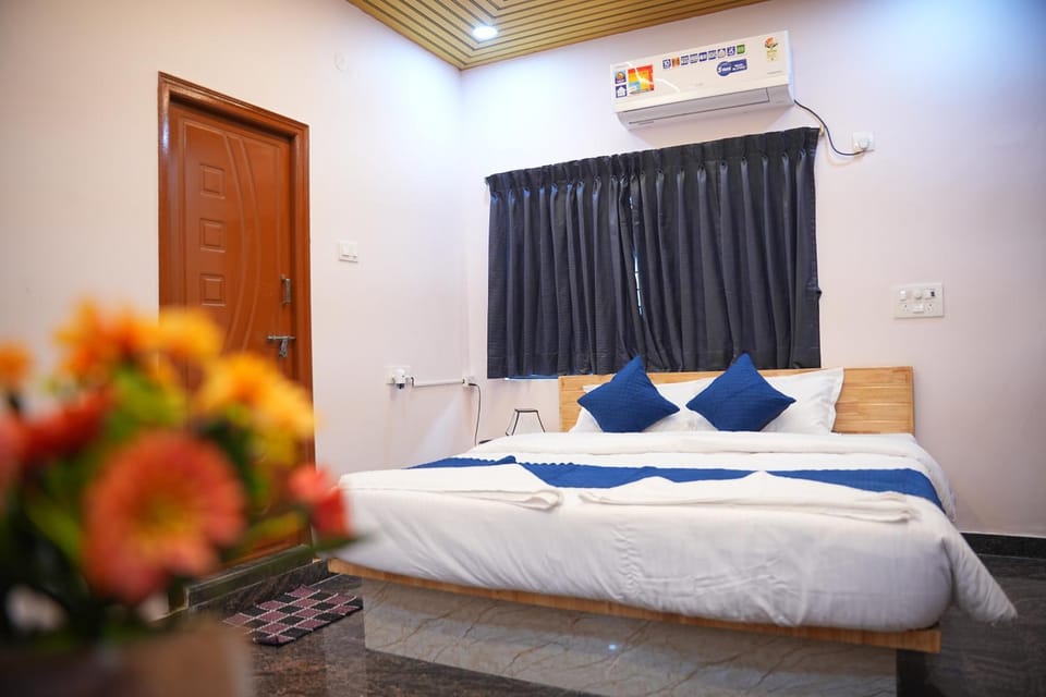 Bed, towels, air conditioner