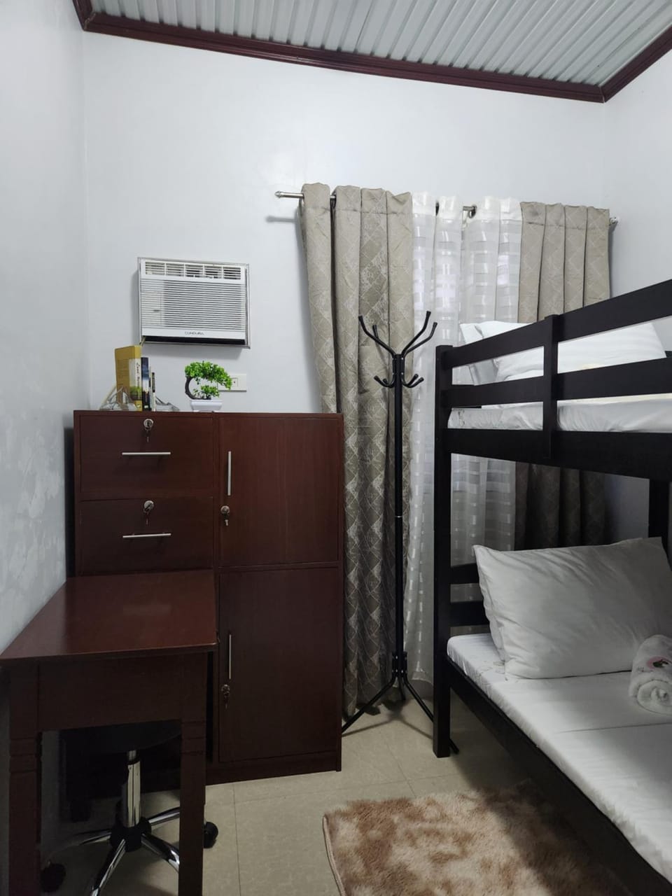 Bed, Photo of the whole room, bunk bed, air conditioner