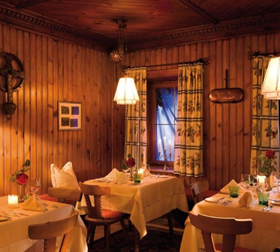 Restaurant/places to eat, Food and drinks, Banquet/Function facilities, Food